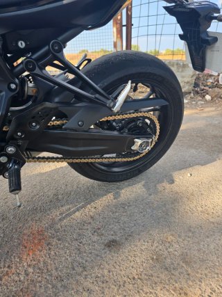 Yamaha MT-07 gris nardo