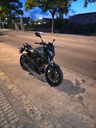 Yamaha MT-07 gris nardo