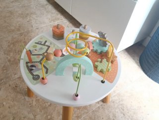 Mesa de actividades de madera para bebé