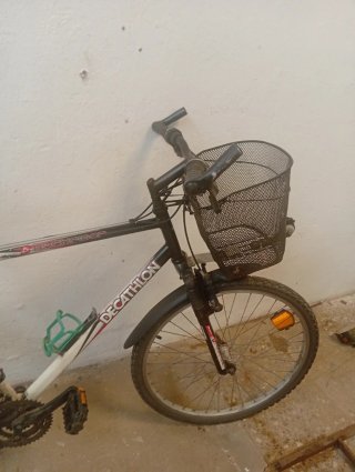 Bicicleta Decathlon con cesta