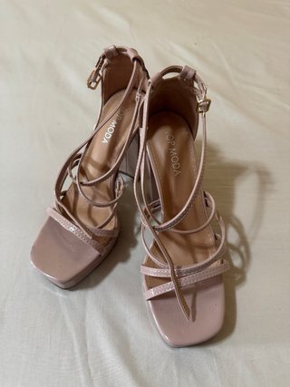 Sandalias de tacón rosa con plataforma