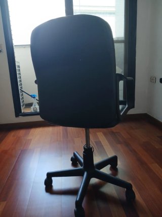 Silla de oficina negra