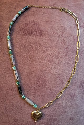 Collar Corazón Dorado y Piedras de Rodonita
