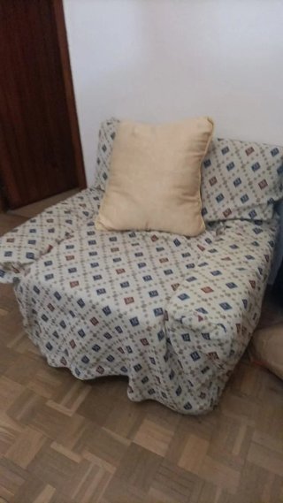 Sillón de tela estampado
