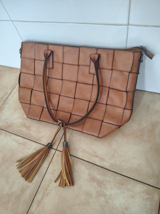 Bolso de mano amplio