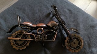 Moto de adorno metálica