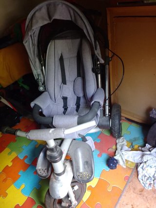 Triciclo para bebé gris