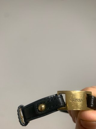 Pulsera Guess Piel Negra y Chapa Dorada