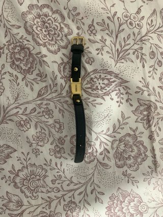 Pulsera Guess Piel Negra y Chapa Dorada
