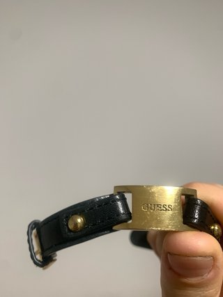 Pulsera Guess Piel Negra y Chapa Dorada