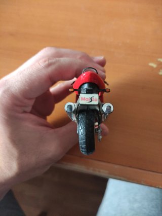 Moto Ducati Roja a escala