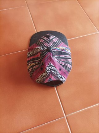 Cappello con fantasia etnica e visiera nera