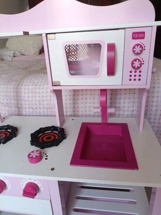 Cocinita de juguete rosa
