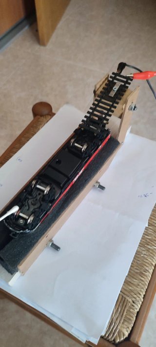 Soporte limpieza ruedas H0 maqueta tren