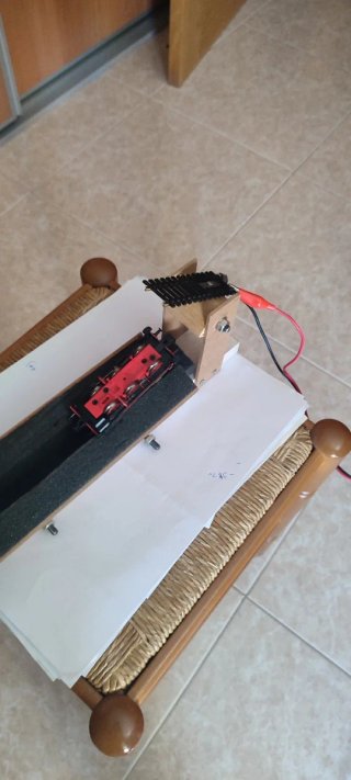 Soporte limpieza ruedas H0 maqueta tren