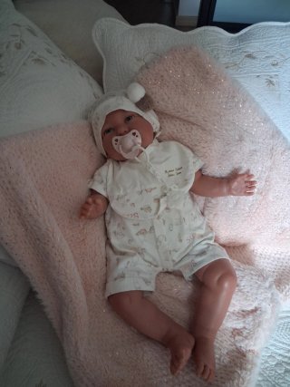 Muñeco bebé con chupete y gorrito