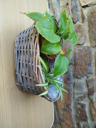 Cesta de mimbre decorativa