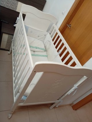 Cuna de bebé blanca con mini cuna