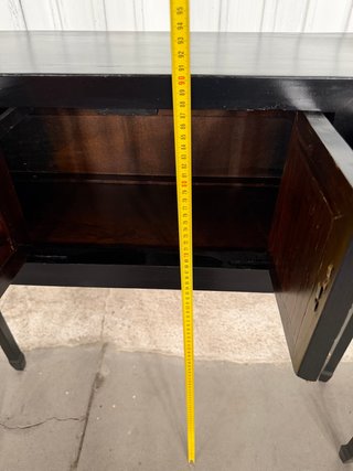 Consola negra de madera