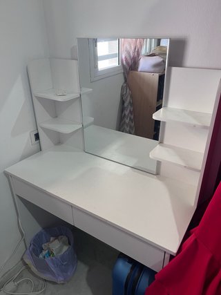 Tocador blanco con espejo y estantes