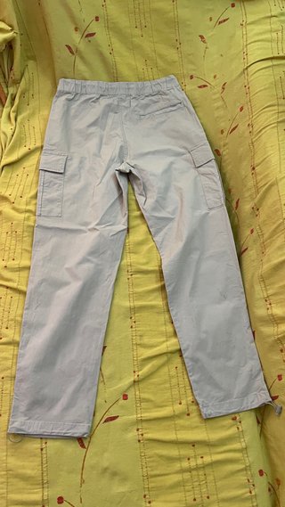 Pantalones cargo Bershka beige