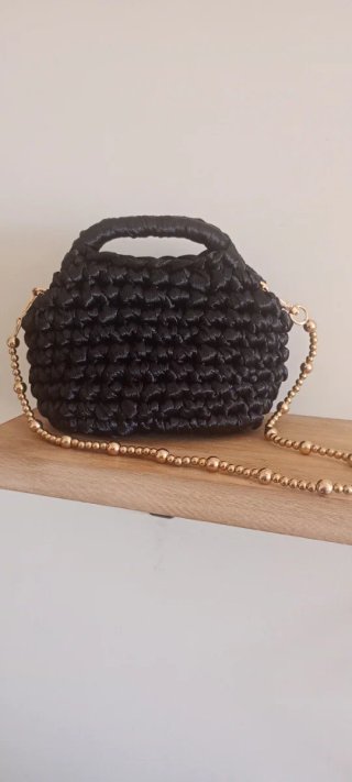 Borsa Clutch nero con tracolla dorata