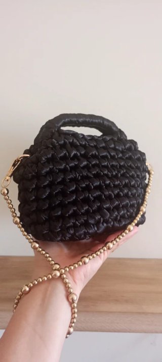 Borsa Clutch nero con tracolla dorata