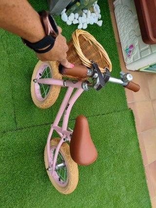 Bicicleta vintage sin pedales con cesto