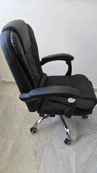 Silla de oficina negra con reposapiés