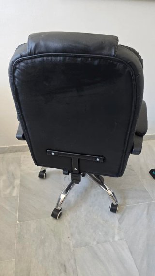 Silla de oficina negra con reposapiés