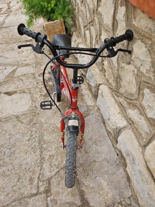 Bicicleta infantil roja