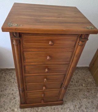 Dormitorio de madera maciza