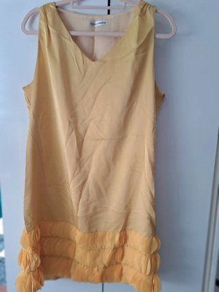 Vestido amarillo con volantes