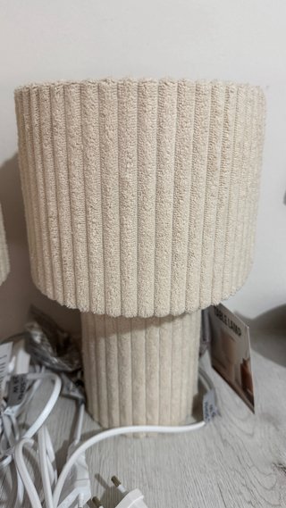 Lámpara de mesa beige