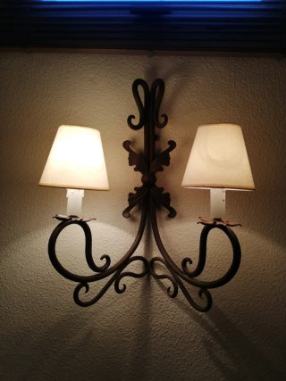 Lámpara de forja de pared
