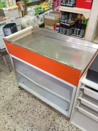 Caja registradora con mueble naranja