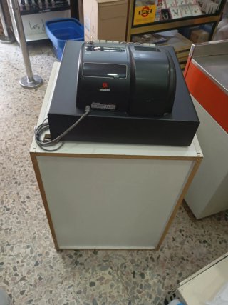 Caja registradora con mueble naranja