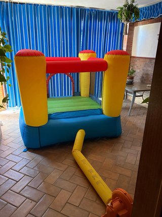 Columpio y castillo hinchable para bebés