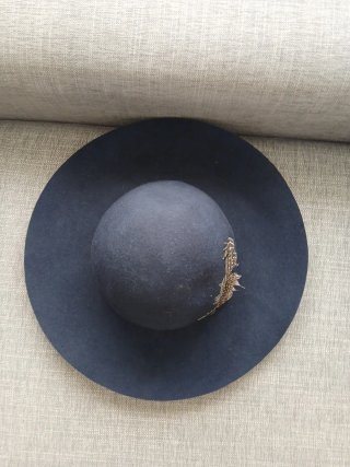 Gorro azul con plumas
