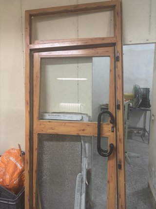 Puerta aluminio imitación madera