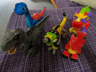 Muñecos dinosaurios hacen sonidos
