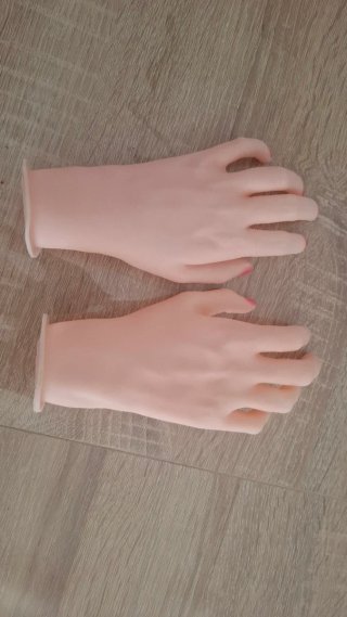 Manos de silicona para manicura