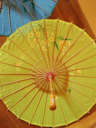 Sombrillas chinas de tela decoradas.