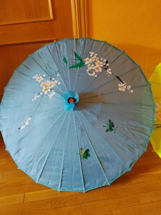Sombrillas chinas de tela decoradas.