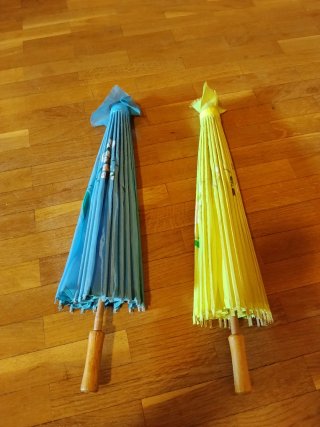 Sombrillas chinas de tela decoradas.