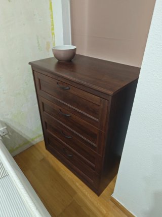 Cómoda de madera oscura