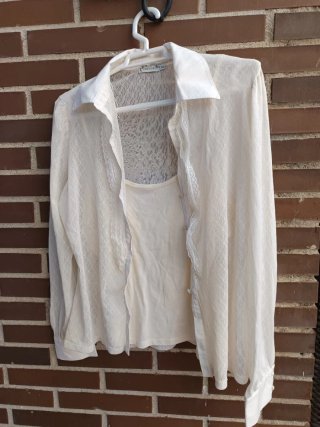 Elegante blusa de color blanco roto con encaje
