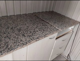 Mueble de cocina con encimera de piedra