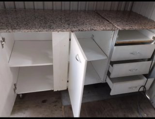 Mueble de cocina con encimera de piedra