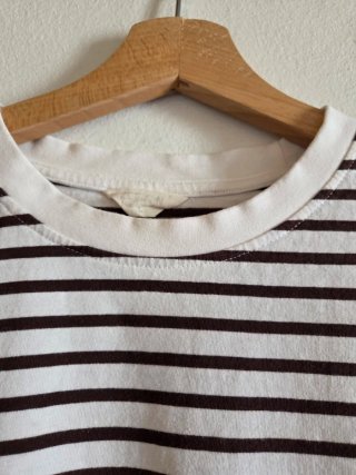Camiseta de rayas blancas y marrones